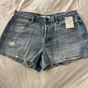 Hidden Kenzie midmidrise shorts. Button fly light denim shorts, size large.